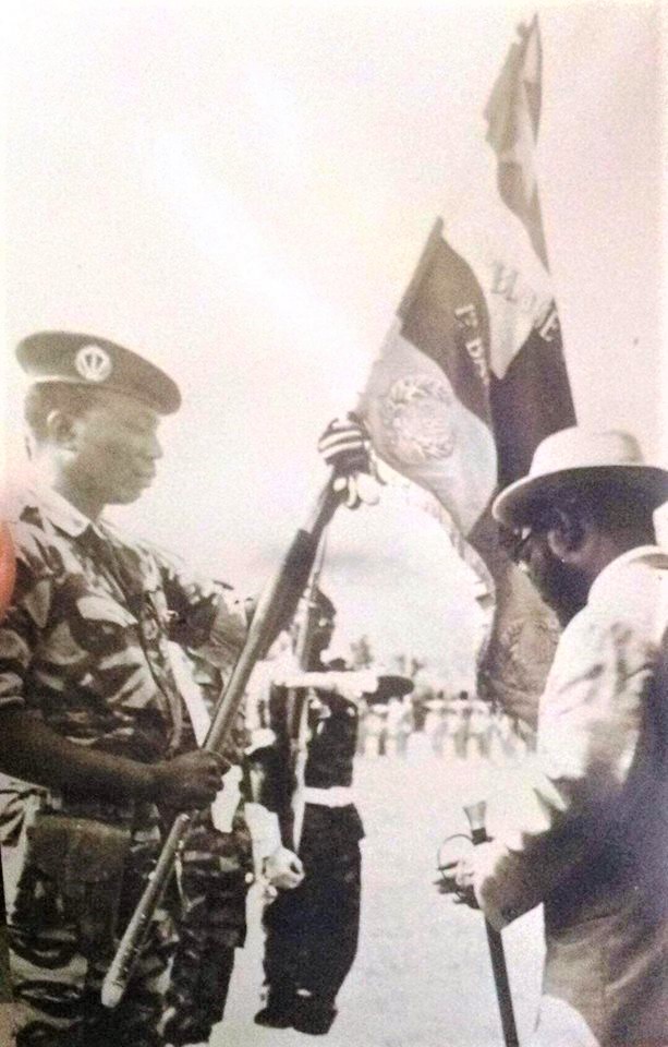 1964 premier drapeau du 1er bataillon da infanterie qua il tient en tant que commandant en chef et bokassa chef da a tat major
