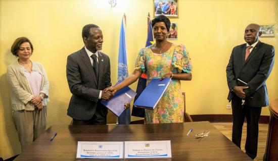 Novembre 08 2018 signature de laccord de partenariat entre le ministre virginie mbaikoua et le srsg parfait onanga 04