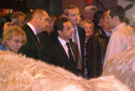 Nicolas Sarkozy président de la république française et Bruno Lemaire ministre de l'agriculture français au stand des charollai