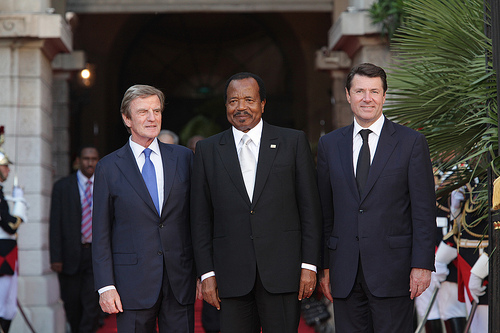 Le président Paul Biya ( Cameroun ) entouré du ministre Bernard Kouchner et du ministre et maire de Nice Christian Estrosi