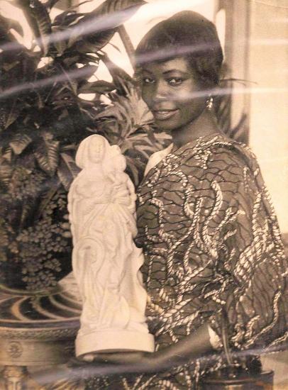 1ere dame florence dacko nee yagbaou tenant entre ses mains un cadeau destine au general charles de gaulle